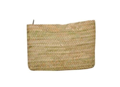Clutche retangular oval, em palma natural, com fecho zip