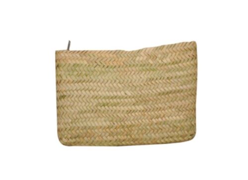 Clutche retangular oval, em palma natural, com fecho zip