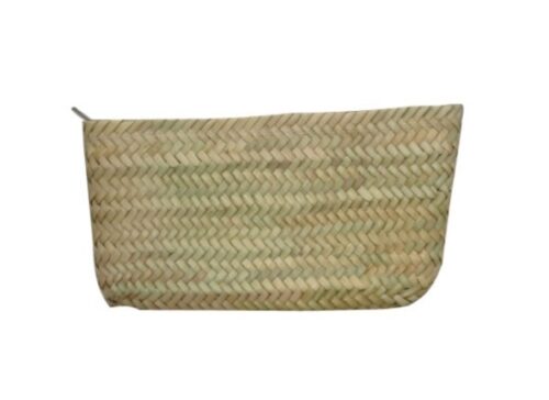 Clutche retangular, em palma natural, com fecho zip