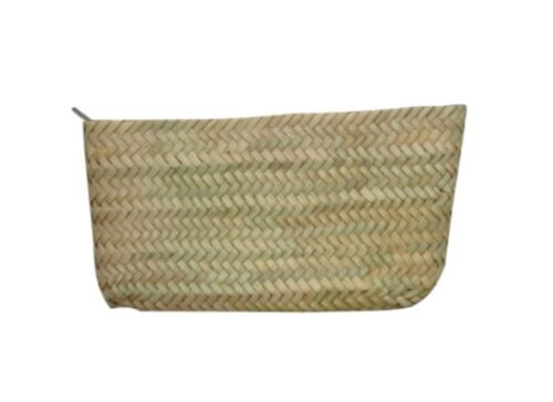 Clutche retangular, em palma natural, com fecho zip